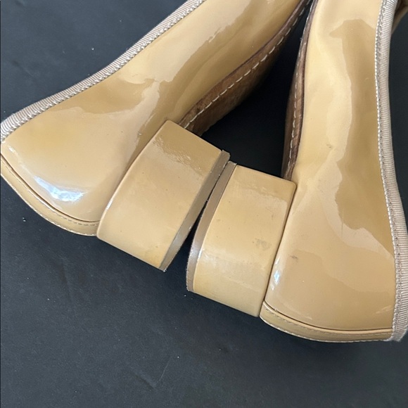 TORY BURCH Chelsea Nude Ballet
Heels Pumps Patent Leather Bow
Charm - Picture 8 of 15